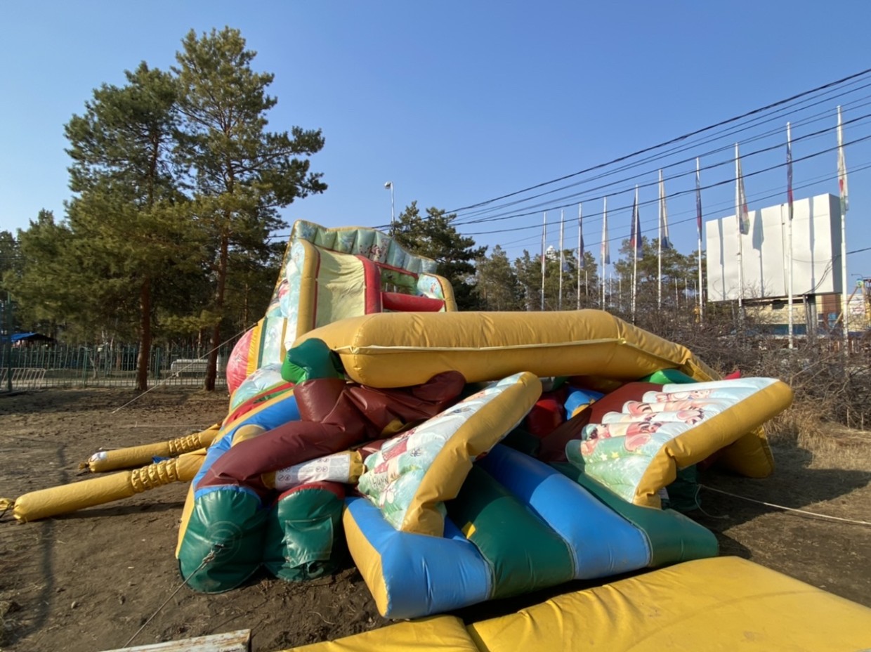 В парке Якутска батут чуть не обрушился на детей: Что с аттракционами?