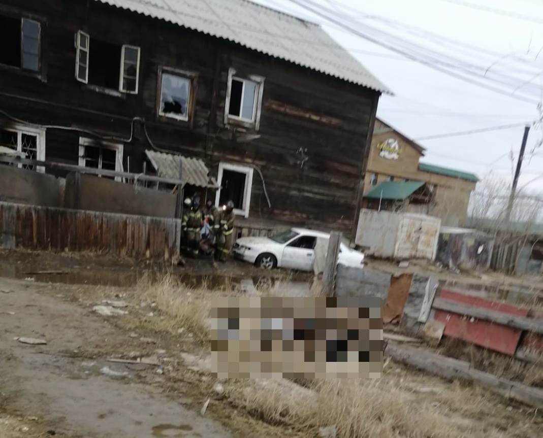 «Бросил канистру и поджег»: В Якутске в пожаре погибли девушка, молодые парни и мужчина