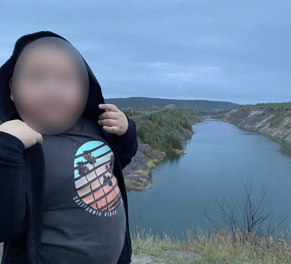 «Почему он мычит?»: В Якутске ребенка-аутиста и его маму выгнали из ателье