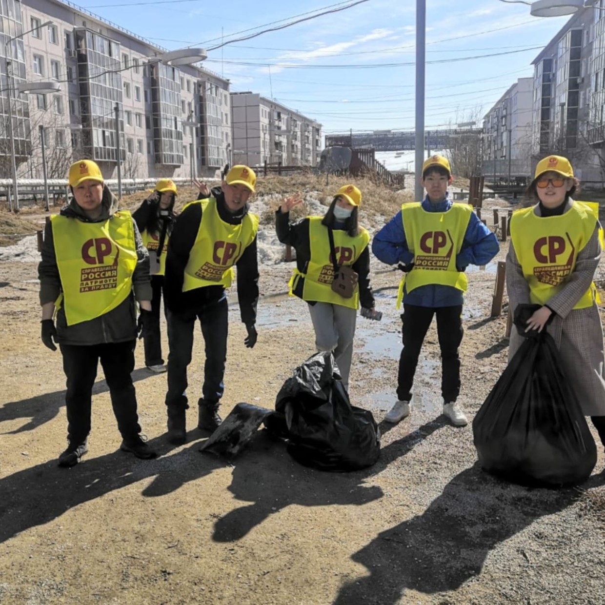 Молодежь Справедливой России весело и дружно собрали мусор на сквере Учителя