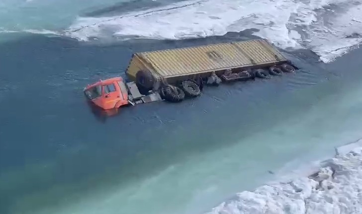 В Якутии дальнобойщику, утопившему КамАЗ в реке, придется выплатить ущерб 10,5 млн рублей