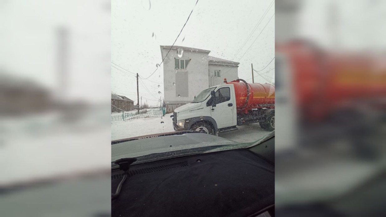 В Якутии жители села Абага Олекминского района собирали деньги на водовозку, а получили фекалку
