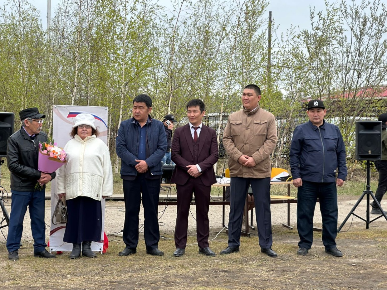 Подарки лучшим. Нюрбинский меценат снова пришел в свою школу