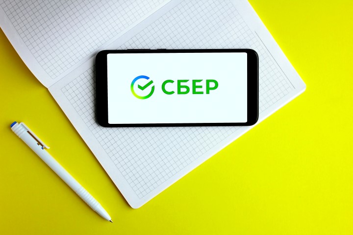 Клиенты Сбера могут сделать перевод денег по номеру телефона из списка контактов своего смартфона
