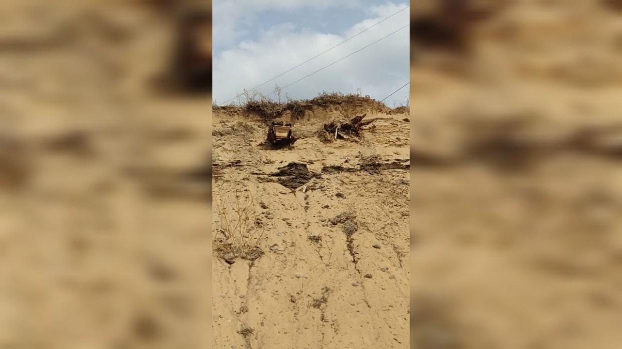 В Якутии берег Лены разрушается, в Нижнем Бестяхе обнажилось место с захоронениями