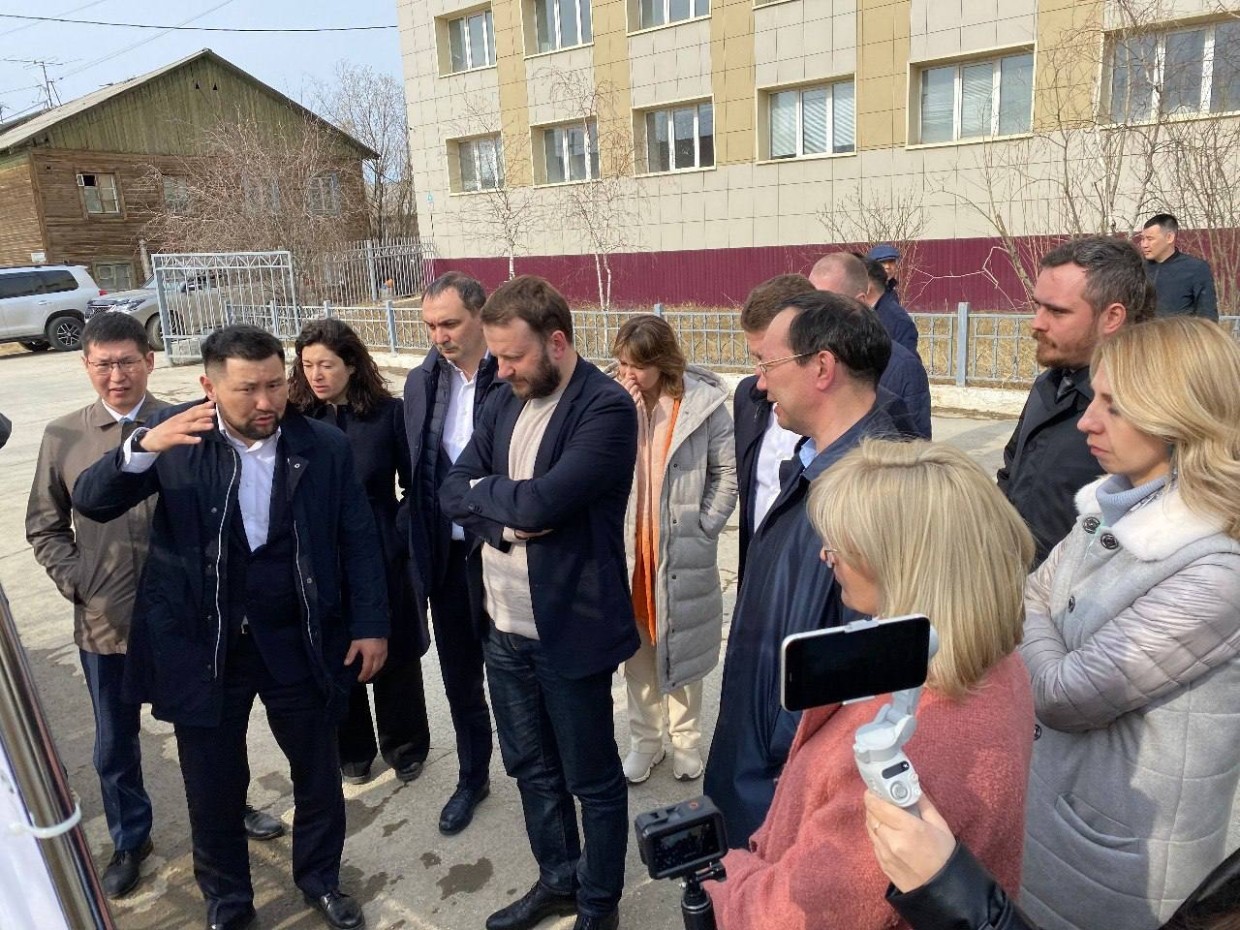 Высокопоставленным гостям неожиданно показали 17 квартал в Якутске