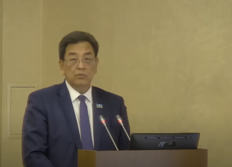 Слушания в Ил Тумэне по исполнению бюджета: Минздрав проигнорил, министр финансов отвлекся на звонок помощника главы Якутии