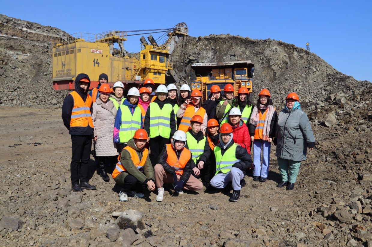 «Якутуголь» организовал экскурсию на угольный разрез для школьников