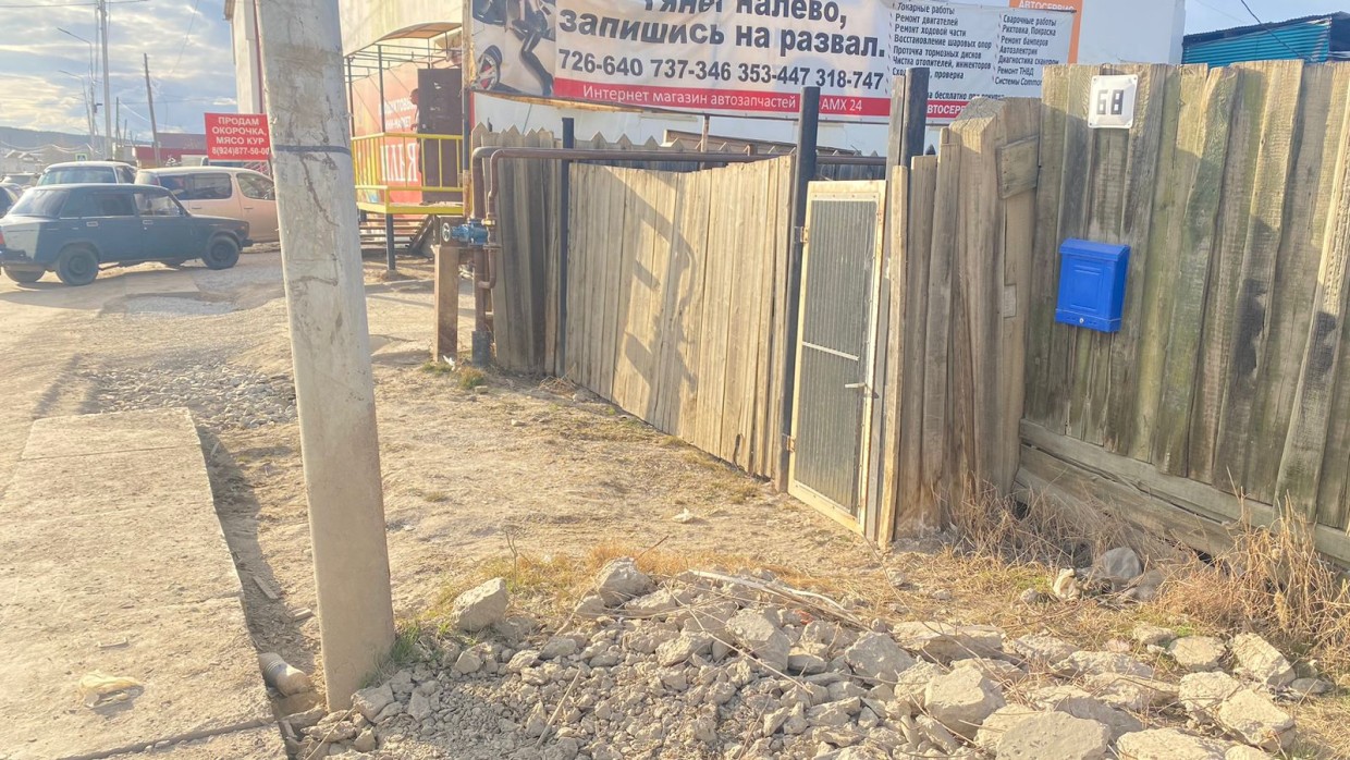 «Замуровали плитами»: В Якутске во время ремонта улицы Ильменская не сделали проезд к частному дому