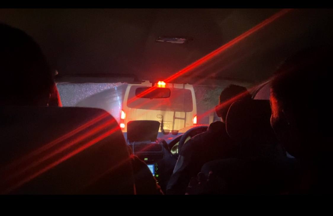 «Скользя по грязи»: На трассе «Амга» застряли порядка 10 автомобилей