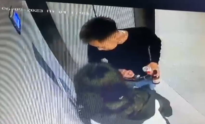 В Якутске полиция установила агрессора из лифта. Спутница не имеет к нему претензий