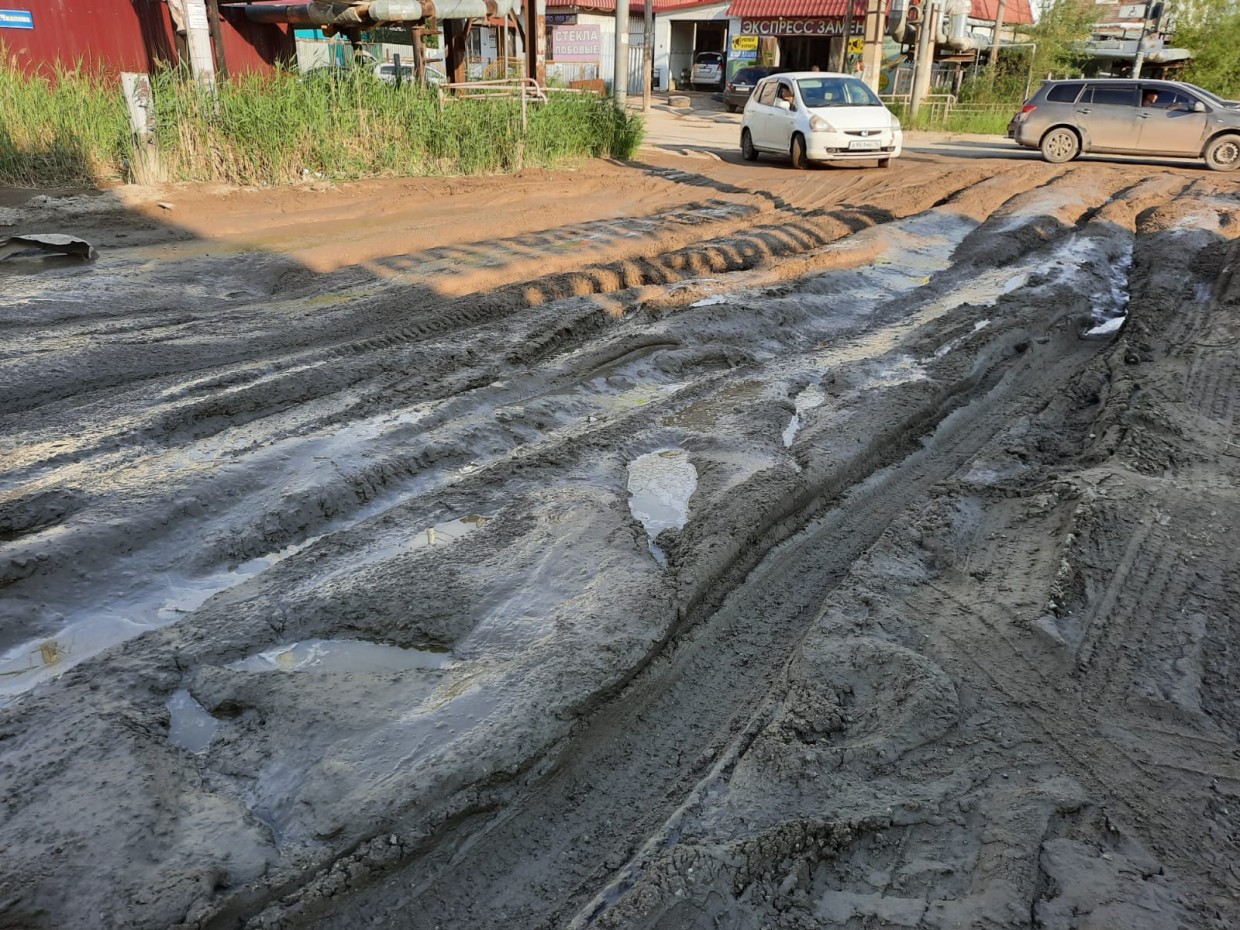 Жители Якутска скидываются на щебенку для отсыпки дороги в центре столицы Якутии