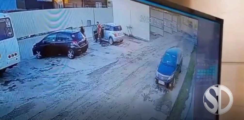 Полное видео конфликта на столичной автомойке между гражданином Таджикистана и жительницей Якутска