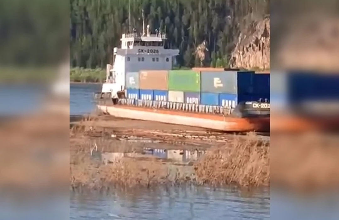 Полмесяца находится на реке Лене на мели судно с продуктами для Якутии