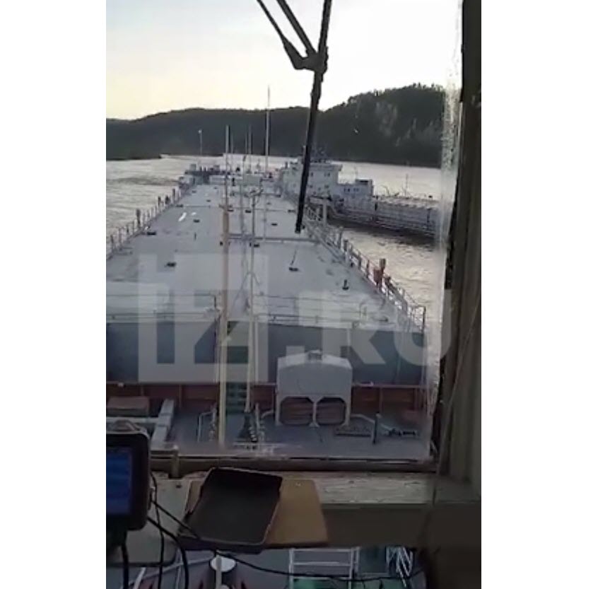 На реке Лена в Иркутской области столкнулись два танкера. Бензин попал в реку