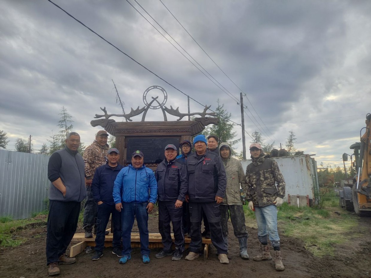В Среднеколымске установили мемориальную доску памяти Василия Роббека