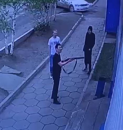 Девяностые в городе Мирном:  посетителя клуба внаглую расстреляли из ружья