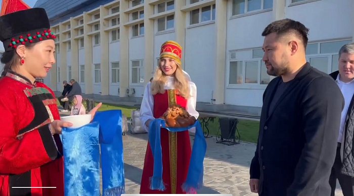 Ha пpaзднoвaниe cтoлeтия Бypятии пpибыл мэp Якyтcкa