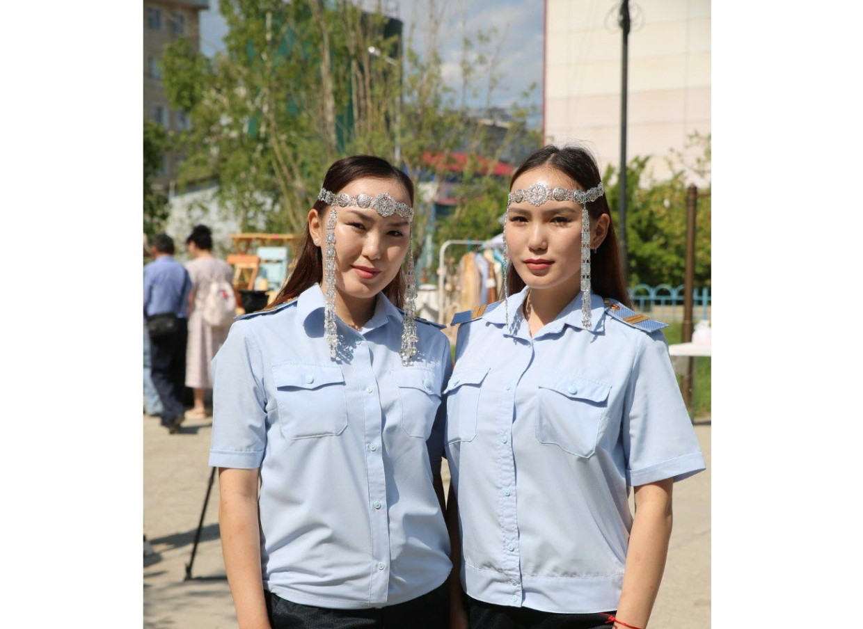 Фотофакт: Красавицы полицейские примерили якутские национальные украшения