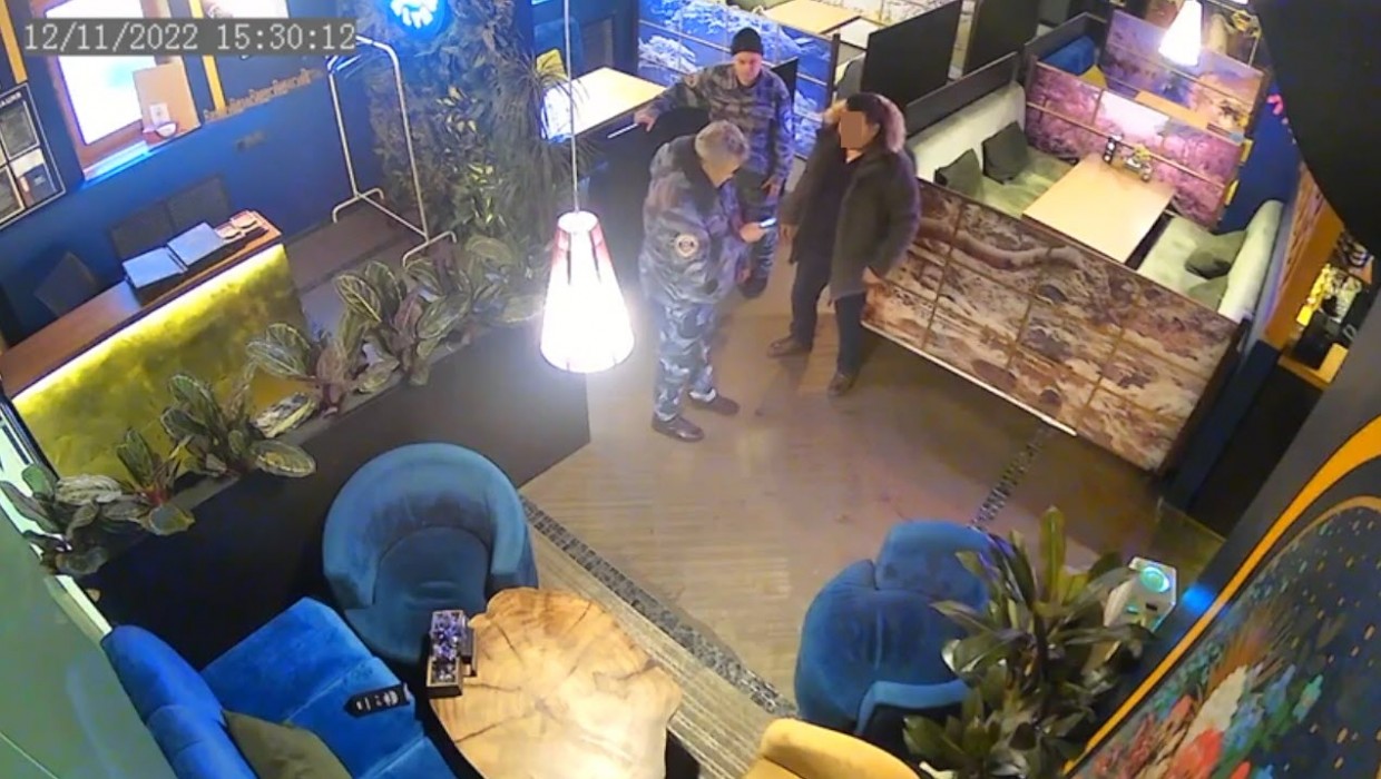 Двух охранников судят за смерть подполковника полиции в кальянной в Якутске