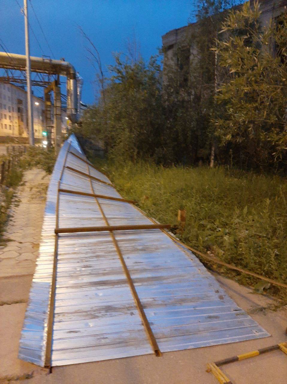 В Якутске устраняют последствия шквального ветра