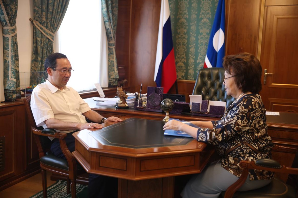 Выборы в Якутии: Айсен Николаев провел встречу с Евгенией Михайловой