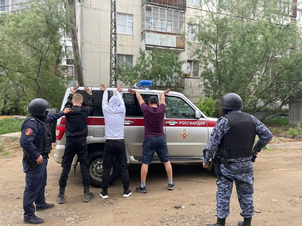 В Якутске росгвардейцы задержали молодых людей, подозреваемых в совершении уличного грабежа