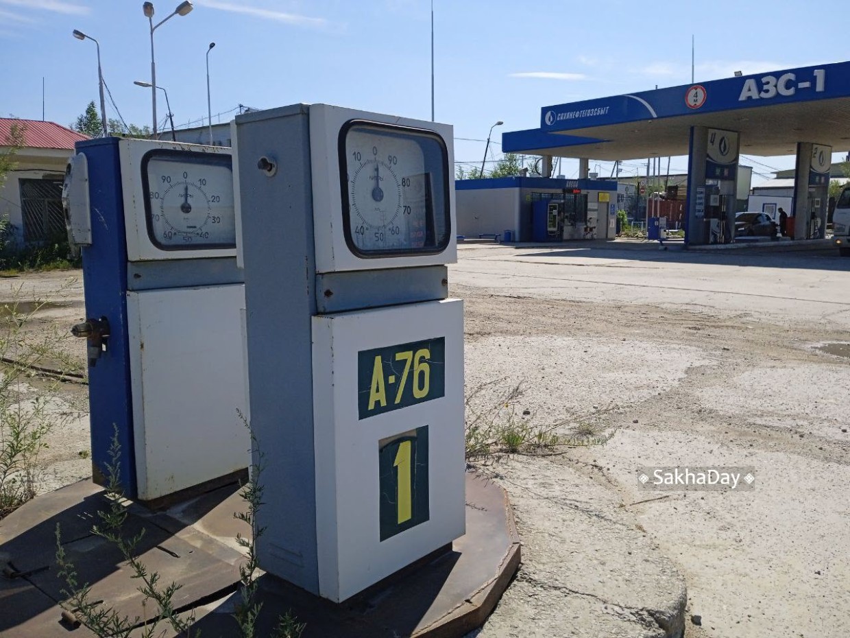 В Якутске сохранилась старая АЗС с бензоколонками
