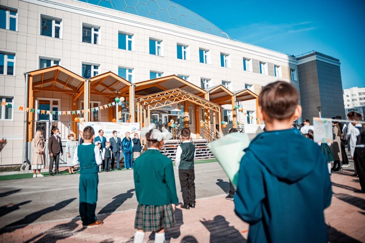 В Якутске сотни детей не смогли попасть в желаемую гимназию по прописке. Родителям посоветовали идти в соседнюю школу