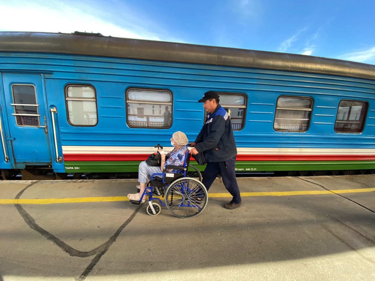 АО «АК «ЖДЯ»:  на железнодорожных вокзалах при посадке и высадке маломобильным пассажирам оказывается помощь