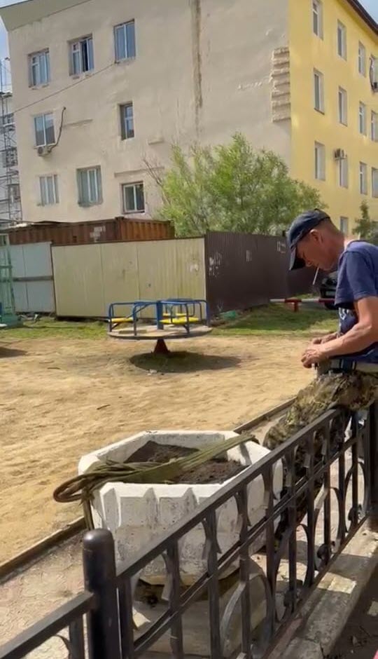 УК «Акведук» не продлили лицензию.  Из дома, который они больше не обслуживают, они вывозят клумбы и другое имущество