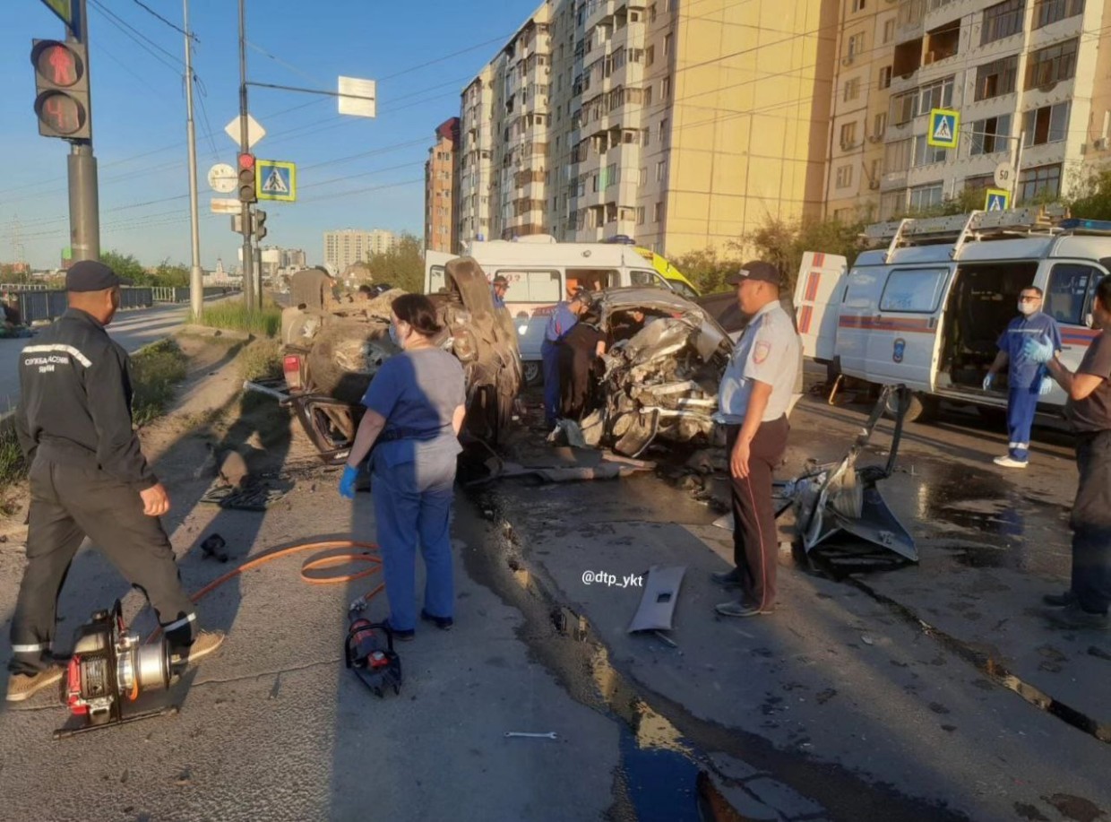 Пять человек пострадали при столкновении двух машин в Якутске