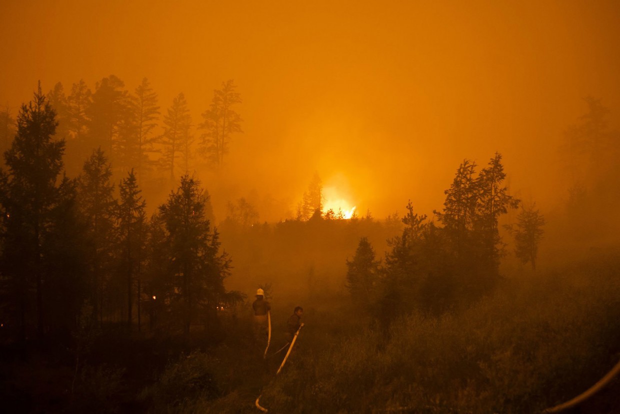 В Якутии действует 121 лесной пожар. Это больше, чем в 2021 году, когда пожар перекинулся на деревню