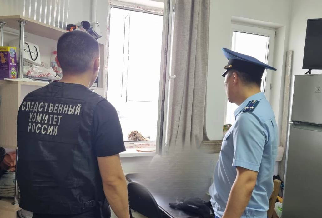 Двухлетний ребенок погиб при падении из окна шестого этажа дома в Якутске