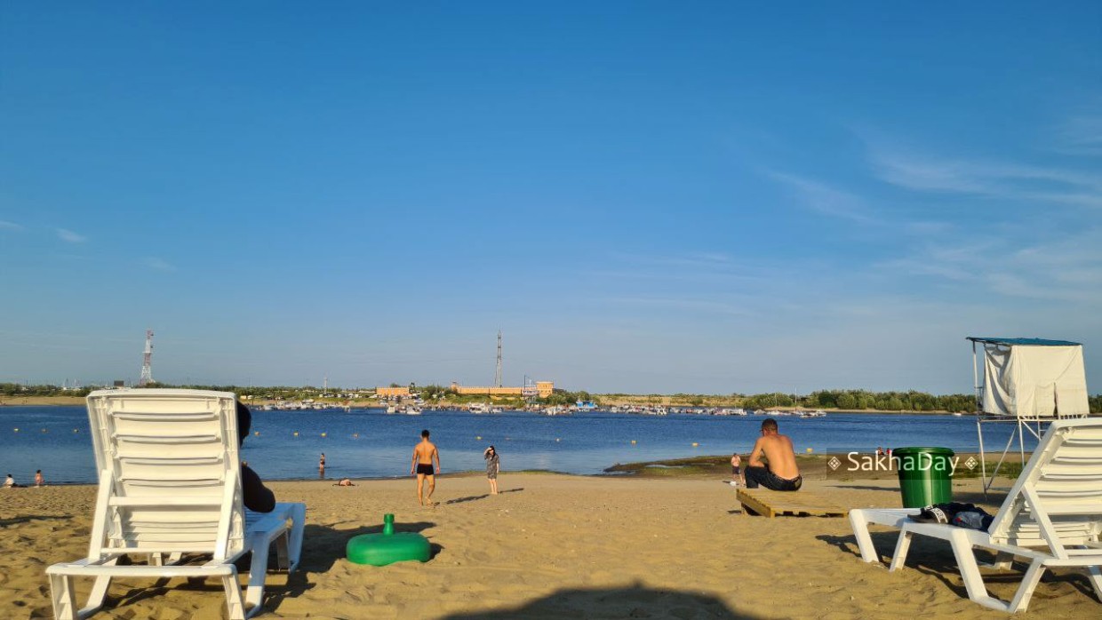 На городском пляже Якутска ввели платный вход для любителей комфортного отдыха