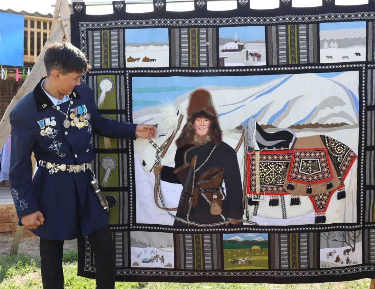 Фотофакт: Мастерицы изготовили панно, посвященное всаднику Дугуйдану Винокурову