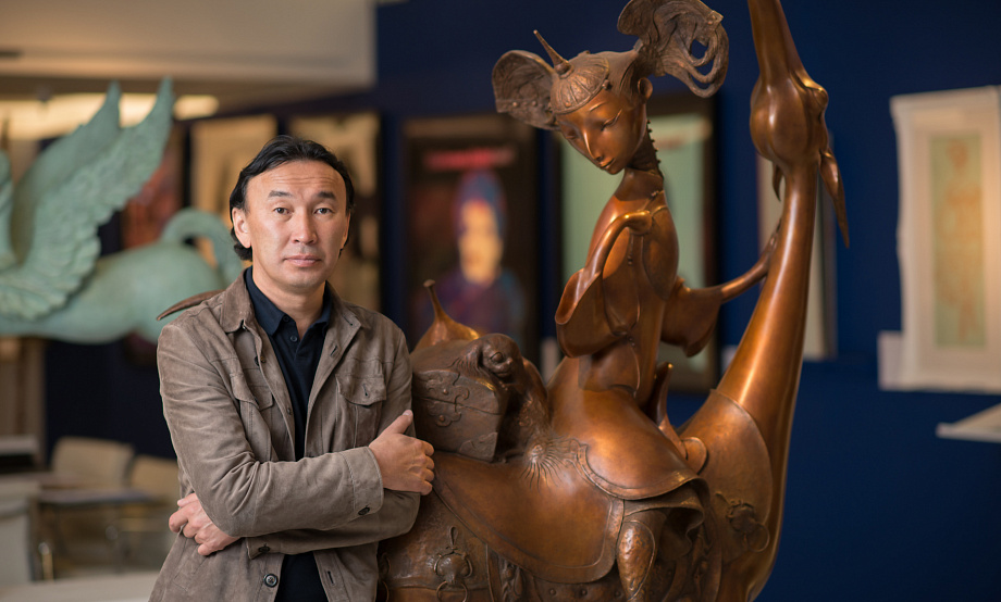 Сбер и СберМаркетинг в коллаборации с известным скульптором выпустили коллекцию мерча