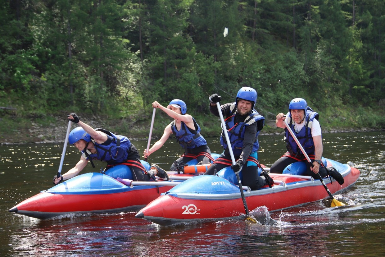 Работники «Якутугля» соревновались на воде