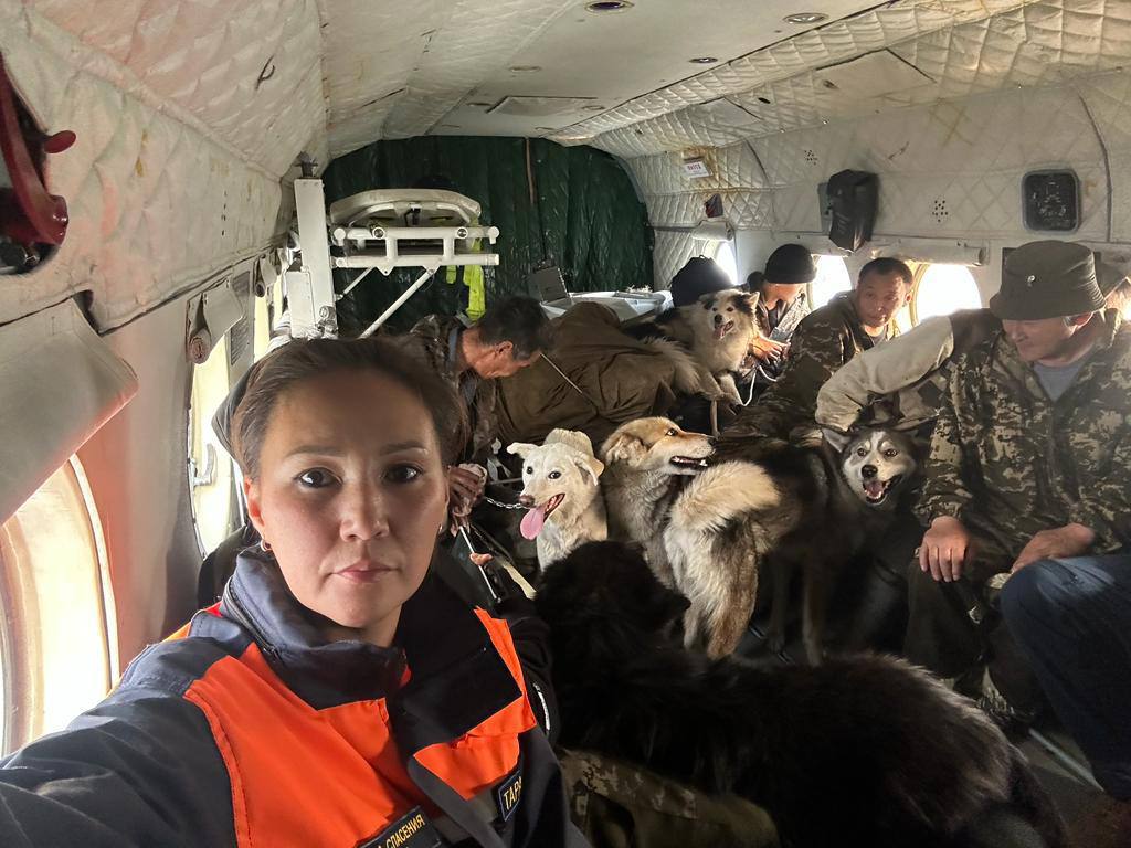 Фотофакт: Служба спасения Якутии эвакуировала оленеводов