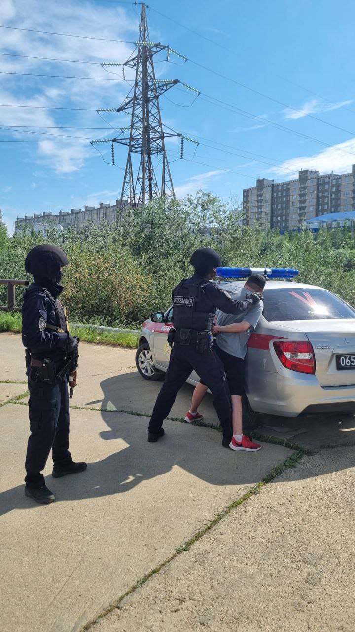 Патруль Росгвардии задержал мужчину за совершение кражи банковской карты у жительницы Мирного