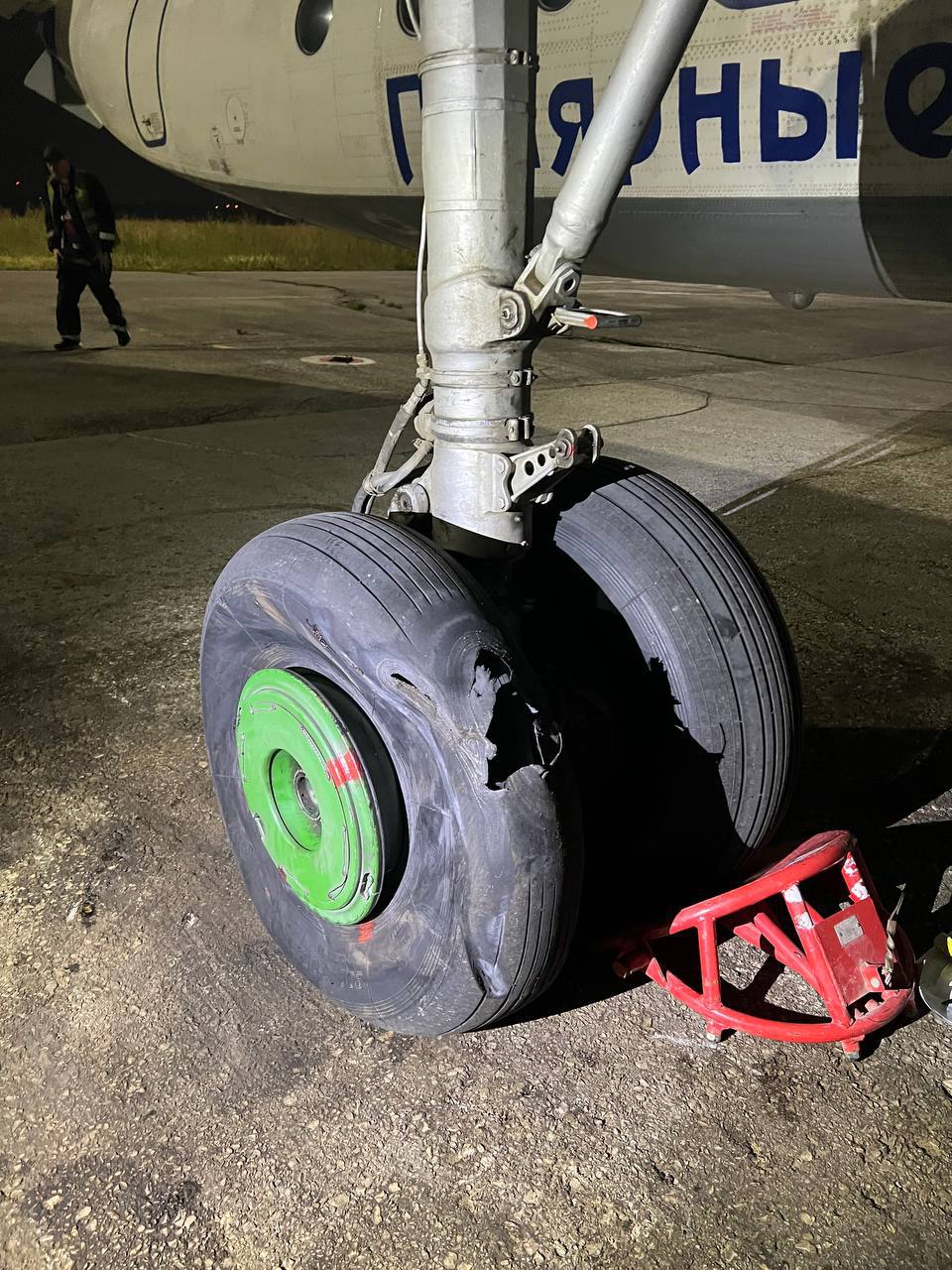 В Якутии у самолета разорвалось колесо шасси