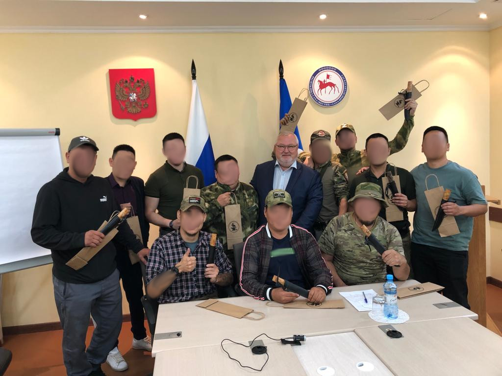 Участникам СВО по поручению Ил Дархана вручены якутские ножи