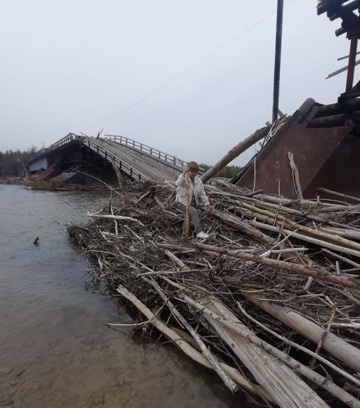 В Оймяконском районе люди переходят реку по обломкам моста