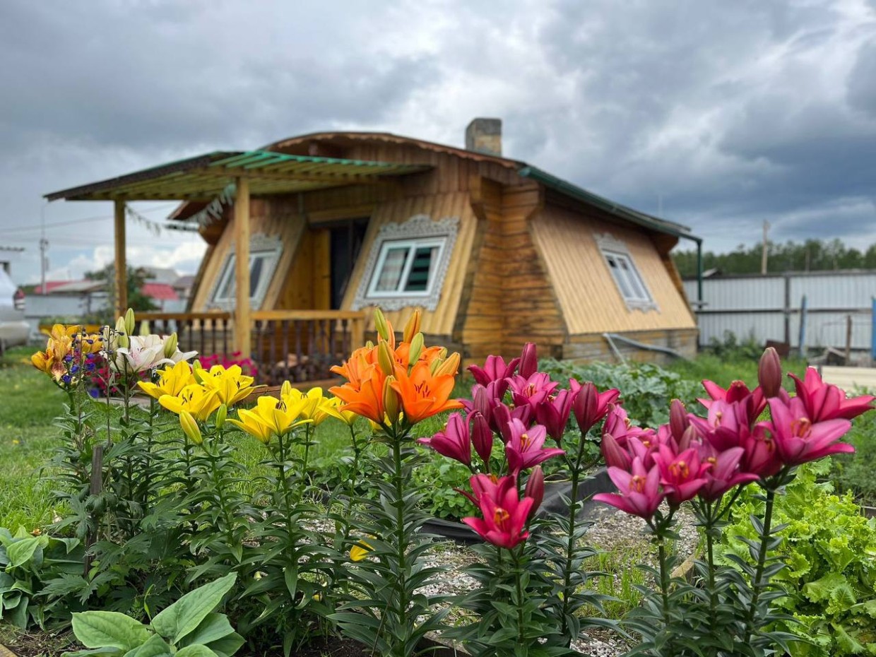 "Как в сказке!": В Амге умелец подарил супруге на юбилей якутский летний дом