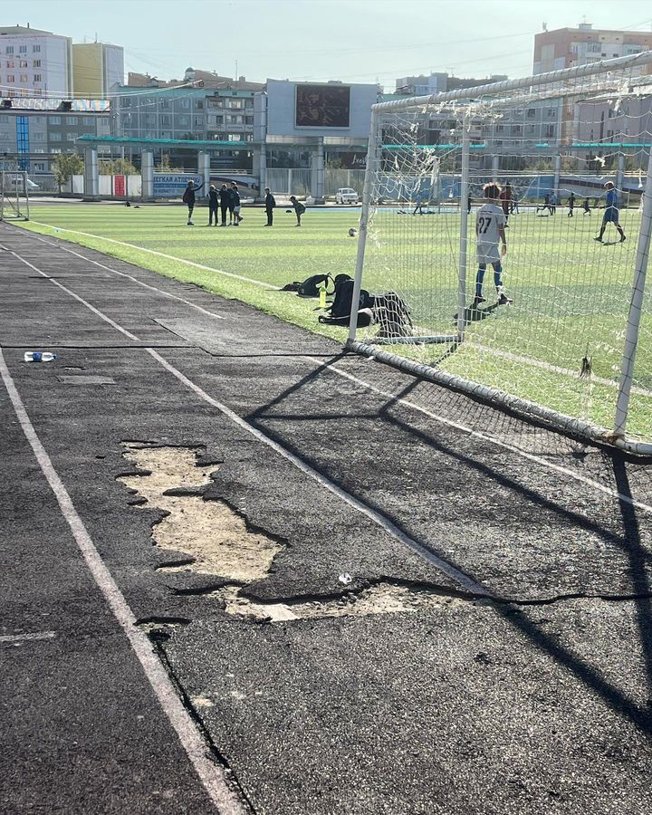 Жительница Якутска обратила внимание на удручающее состояние стадиона «Юность»