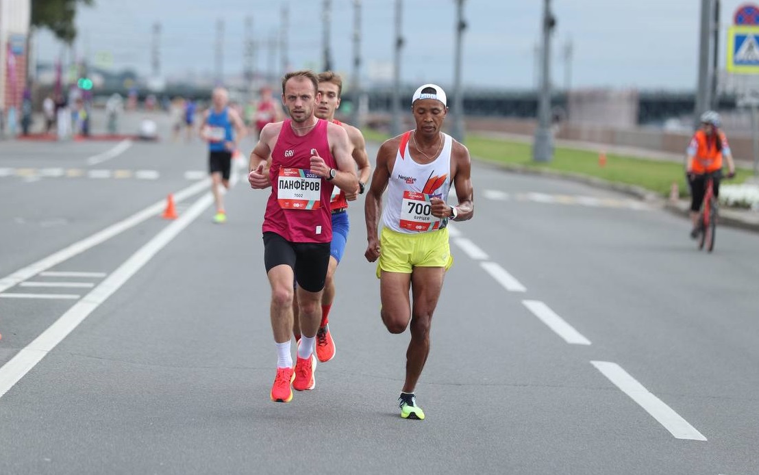 Якутянин Артур Бурцев выиграл в Петербурге полумарафон «Северная столица»