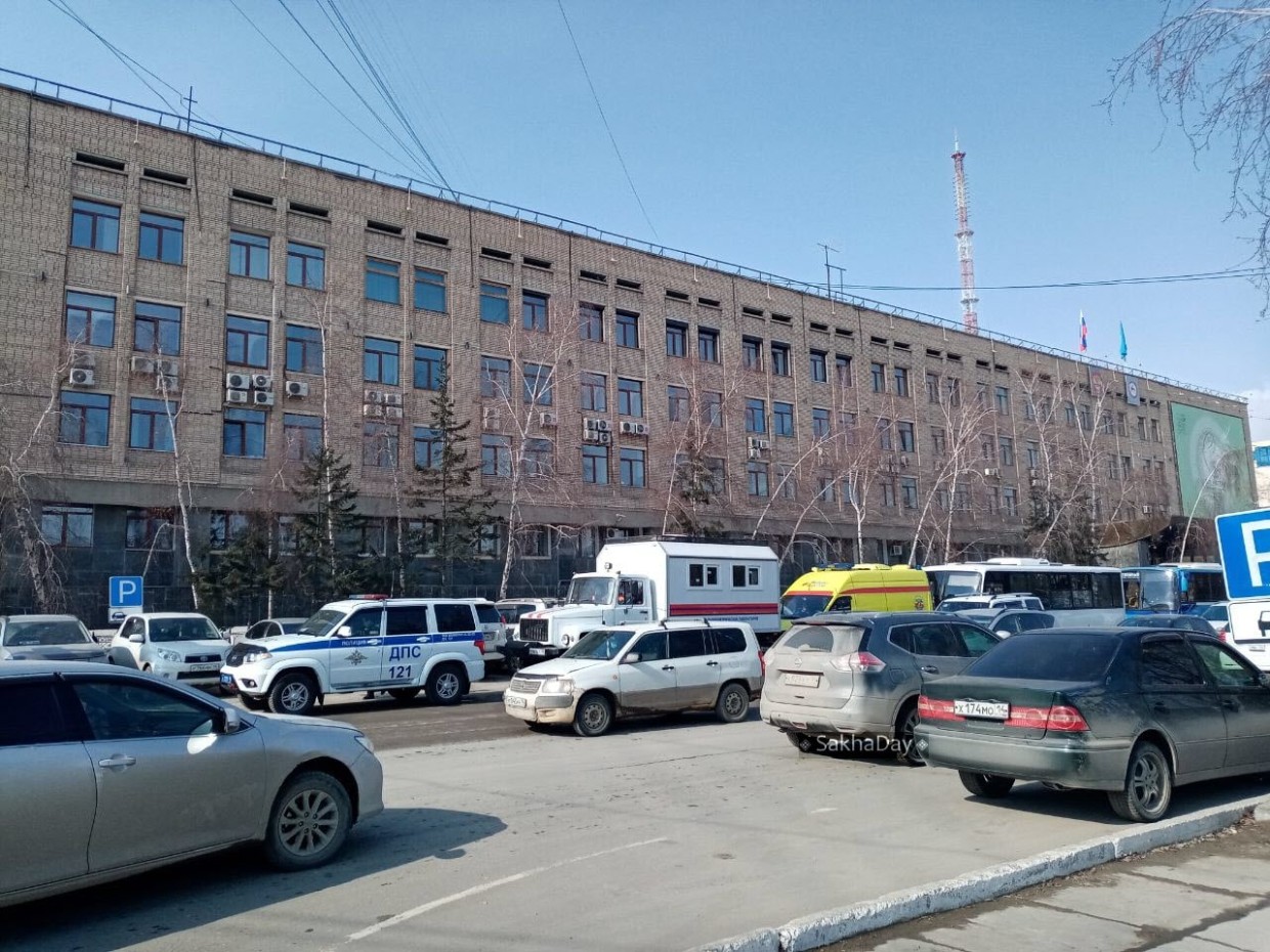 Все российские чиновники должны ездить на отечественных автомобилях — Путин