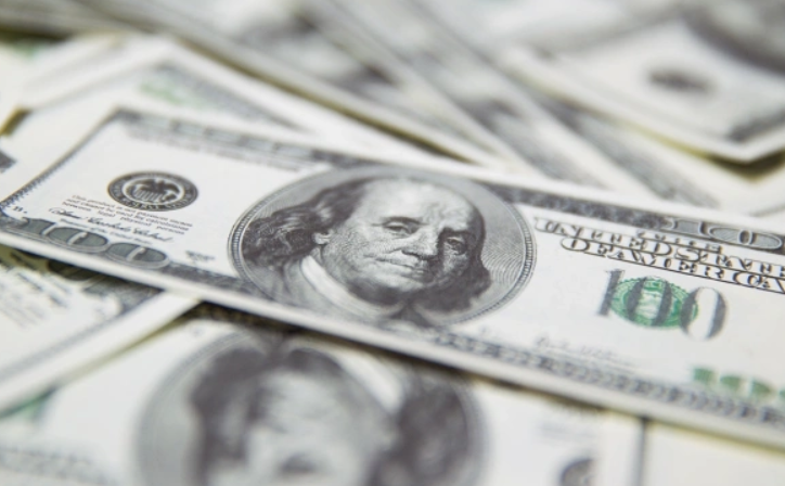 Курс доллара на бирже превышал 98 рублей