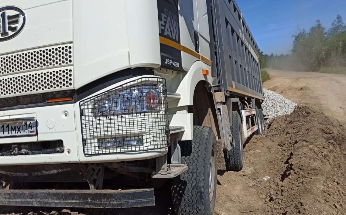 ИНК предоставила спецтехнику для ремонта проблемных участков автодороги «Ленск-Мирный» в Якутии