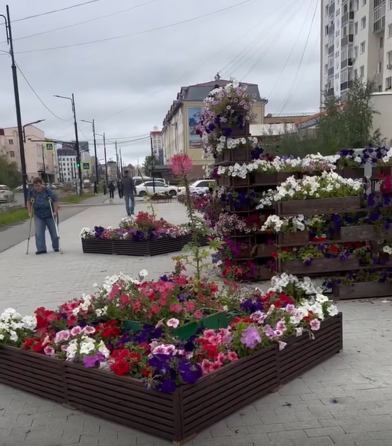 Мэрия Якутска расставила «захаровки» на тротуаре, не считаясь с утвержденным дизайн-кодом